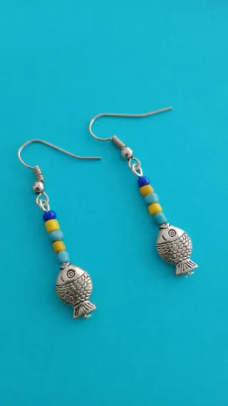 Pendientes de pez con cuentas