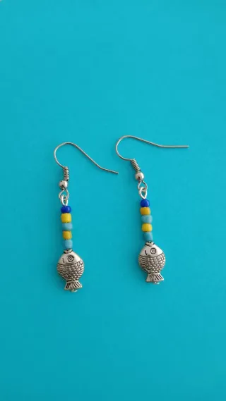 Pendientes de pez con cuentas