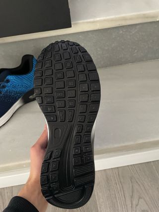 Zapatillas deportivas azules y negras