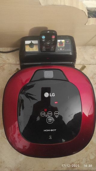 Robot aspirador LG Hom-Bot y base de carga