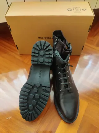 Botines negros con cadena y hebilla
