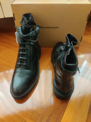 Botines negros con cadena y hebilla