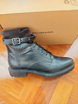 Botines negros con cadena y hebilla