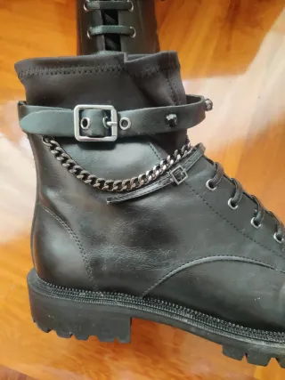 Botines negros con cadena y hebilla