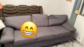 Sofá de tela gris y marrón