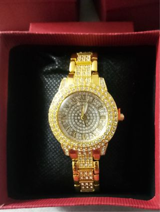 Reloj de mujer dorado con diamantes con caja