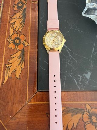 Reloj Guess Dorado y Rosa con Perlas