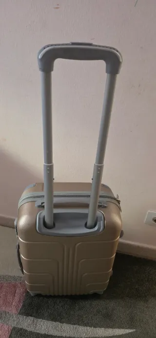 Maleta de viaje dorada con ruedas