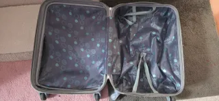 Maleta de viaje dorada con ruedas