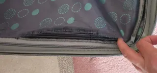 Maleta de viaje dorada con ruedas