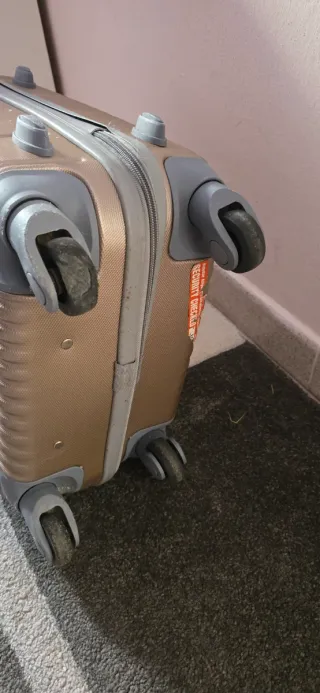 Maleta de viaje dorada con ruedas