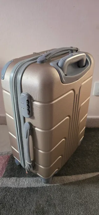 Maleta de viaje dorada con ruedas