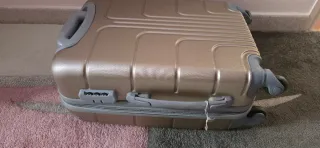 Maleta de viaje dorada con ruedas