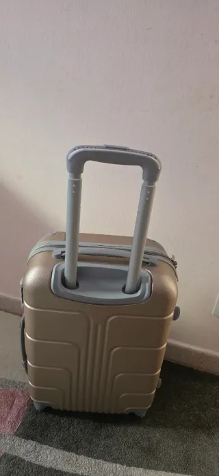 Maleta de viaje dorada con ruedas