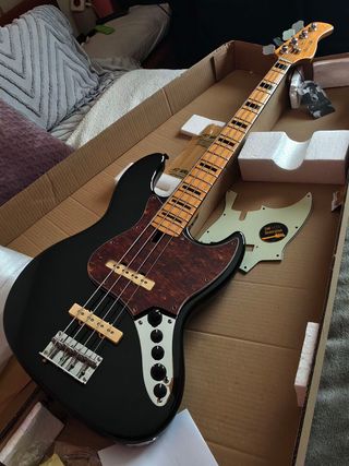Sire Marcus Miller V7 Vintage BK 2nd GEN + extras