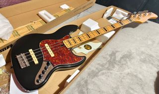 Sire Marcus Miller V7 Vintage BK 2nd GEN + extras