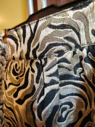 Falda London floral negra y dorada