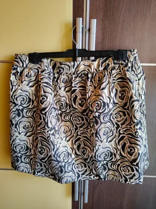 Falda London floral negra y dorada