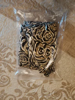 Falda London floral negra y dorada