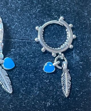 Pendientes aro con pluma y corazón azul
