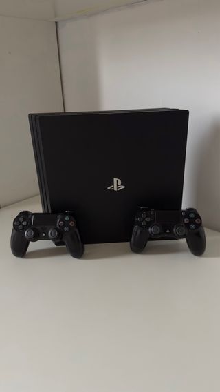 Playstation 4 Pro 1TB con due controller originali
