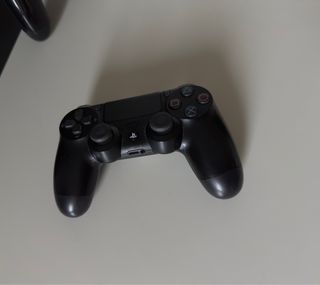 Playstation 4 Pro 1TB con due controller originali