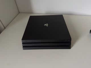 Playstation 4 Pro 1TB con due controller originali