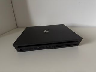 Playstation 4 Pro 1TB con due controller originali