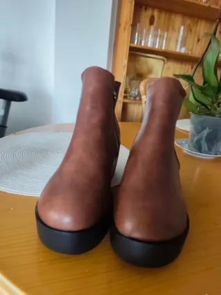 Botas de cuña marrones