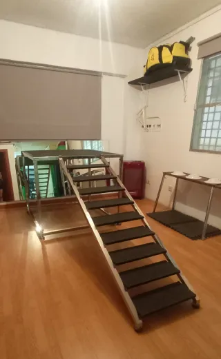 Mesa de acero inoxidable desmontable.