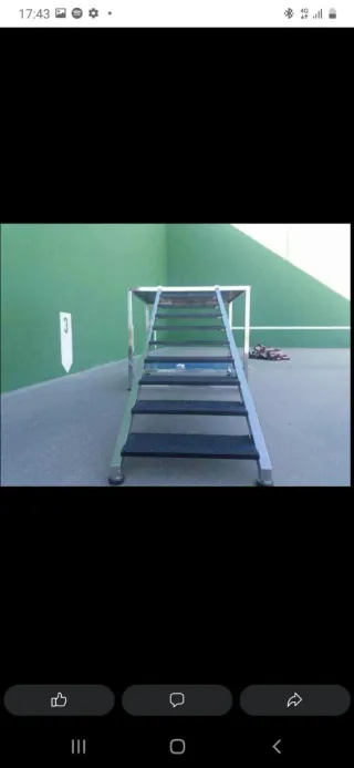 Mesa de acero inoxidable desmontable.