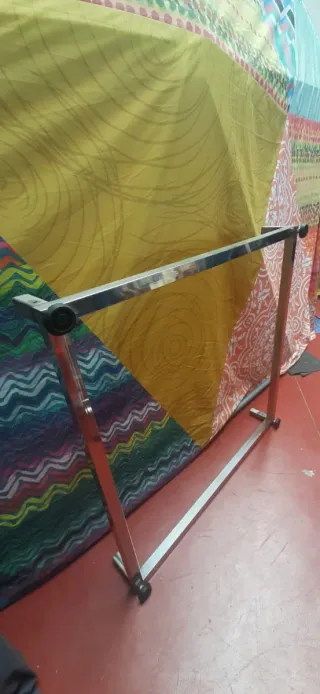 Mesa de acero inoxidable desmontable.