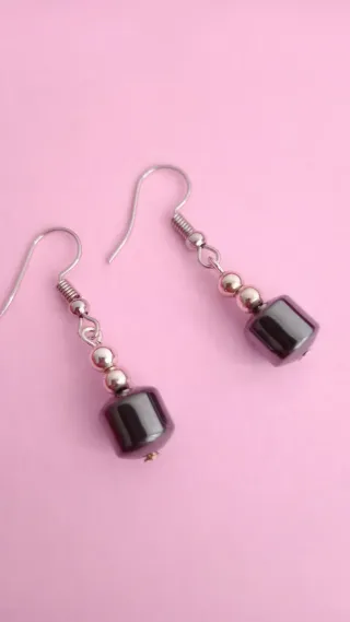 Pendientes grises y plateados