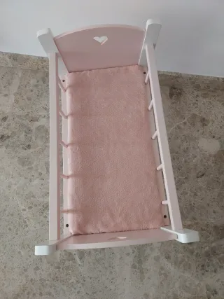 Cuna de madera rosa para muñecos