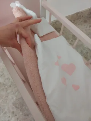 Cuna de madera rosa para muñecos