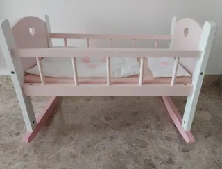 Cuna de madera rosa para muñecos