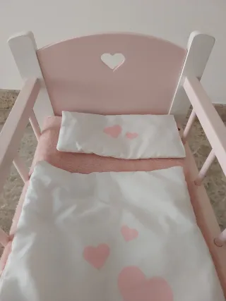 Cuna de madera rosa para muñecos