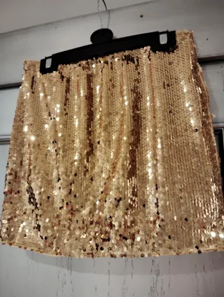 Falda corta lentejuelas doradas