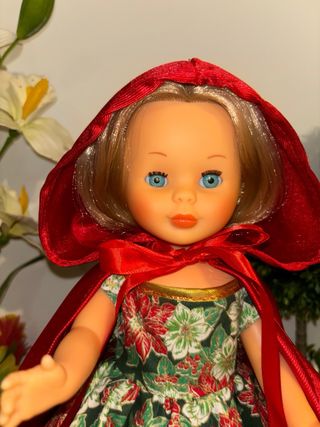 Muñeca Nancy con vestido navideño y capa artesanal