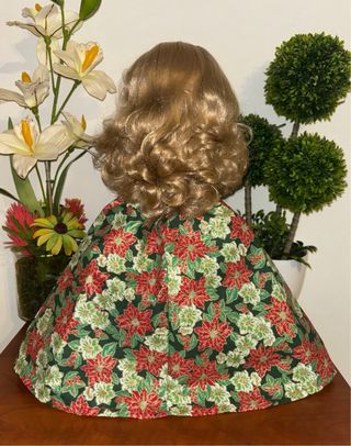 Muñeca Nancy con vestido navideño y capa artesanal