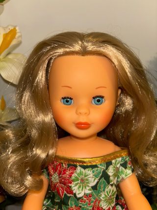 Muñeca Nancy con vestido navideño y capa artesanal