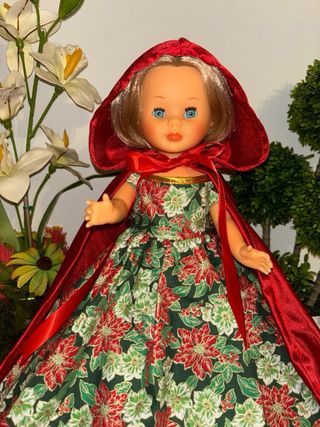 Muñeca Nancy con vestido navideño y capa artesanal