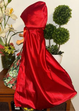 Muñeca Nancy con vestido navideño y capa artesanal