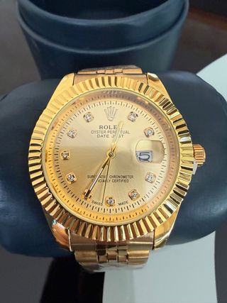 Reloj  Dorado con Diamantes