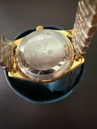 Reloj  Dorado con Diamantes