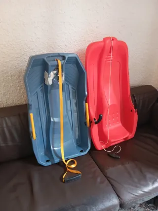 Trineos de plástico rojo y azul