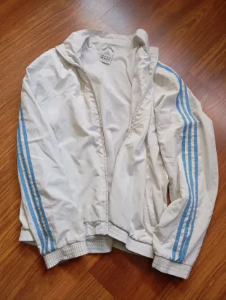Chaqueta Adidas blanca con rayas azules