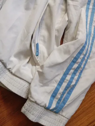 Chaqueta Adidas blanca con rayas azules