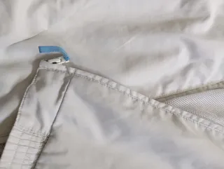 Chaqueta Adidas blanca con rayas azules