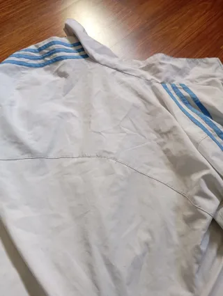 Chaqueta Adidas blanca con rayas azules